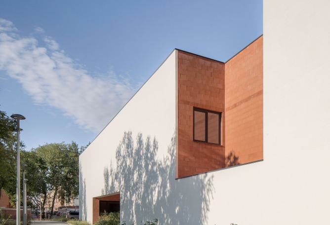Socio Cultural Centre "El Ensanche" by Parra Arquitectos + José Miguel Useros. Photography by Imagen Subliminal.