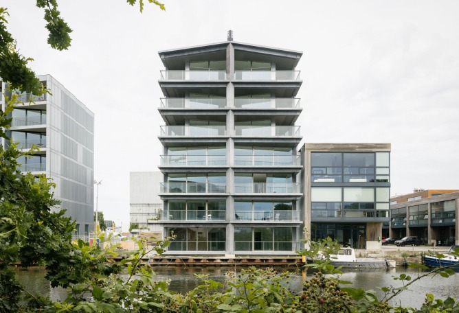 Edificio residencial Tolhuiskade por Civic Architects. Fotografía por Stijn Bollaert.