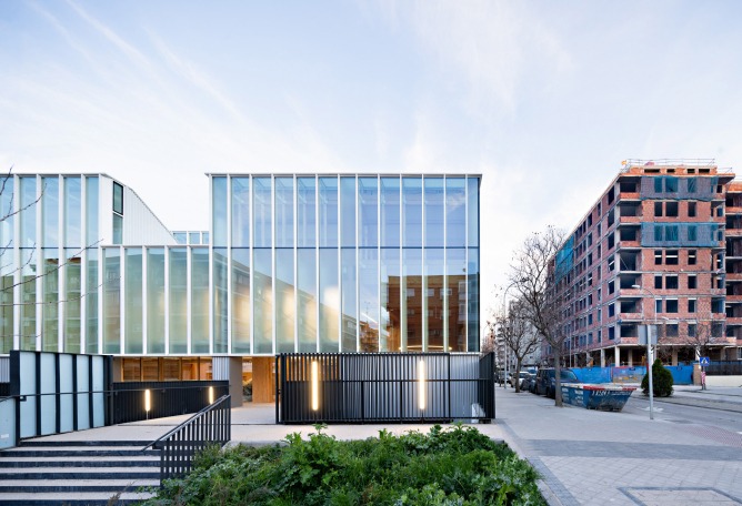 La Biblioteca de los Mil Soles por MADC & Partners. Fotografía por Javier Callejas (fotógrafo en Verosímil). La Biblioteca de los Mil Soles por MADC & Partners. Fotografía por Javier Callejas (fotógrafo en Verosímil).