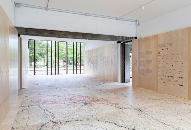 Vista de la instalación en el Pabellón de Brasil de la XIX Bienal de Arquitectura de Venecia, parte de la exposición (RE)INVENCIÓN. Fotografía de ReportArch - Andrea Ferro, cortesía de la Fundación Bienal de São Paulo.