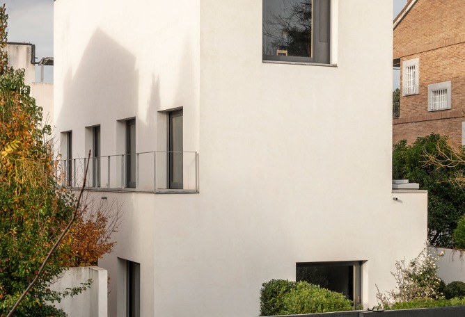 Casa Blanca en Madrid por Tuñón y Albornoz Arquitectos. Fotografía por Luis Asín. 