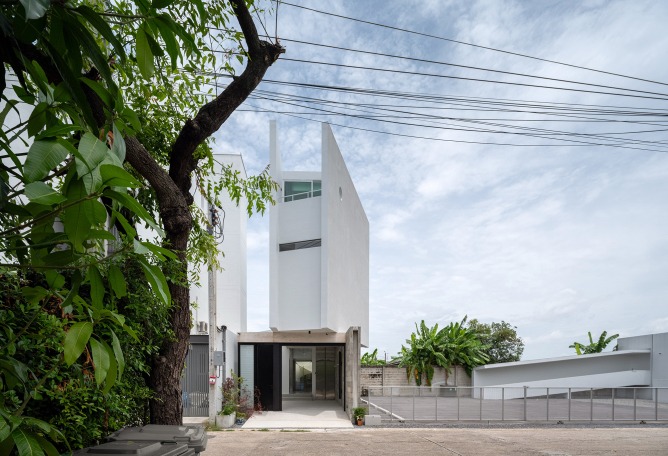 Casa AA por PHTAA. Fotografía por Kukkong. Casa AA por PHTAA. Fotografía por Kukkong.