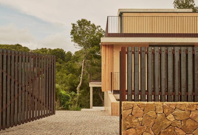 Casa en Cala Tamarit por Raúl Sánchez. Fotografía por David Zarzoso. Casa en Cala Tamarit por Raúl Sánchez. Fotografía por David Zarzoso.