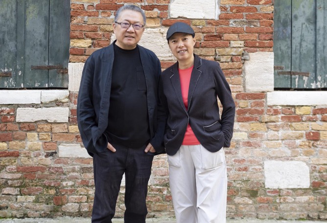 Wang Shu y Lu Wenyu. Fotografía de ASAC Matteo Losurdo. Imagen cortesía de La Bienal de Venecia.