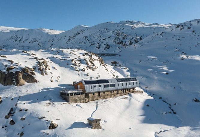 Refugio de l’Illa por Altura arquitectes. Fotografía por Pol Viladoms.