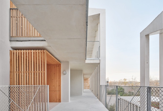 LIVING IN LIME - 42 VPO en Son Servera por Peris + Toral Arquitectes. Fotografía por Jose Hevia.