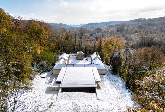Multi-purpose hall in Châteaufort by Berellini Architecte. Photograph by Michel Denance.Multi-purpose hall in Châteaufort by Berellini Architecte. Photograph by Michel Denance.