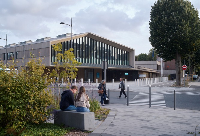 Robert Badinter Secondary School by Coldefy. Photograph by Julien Lanoo.