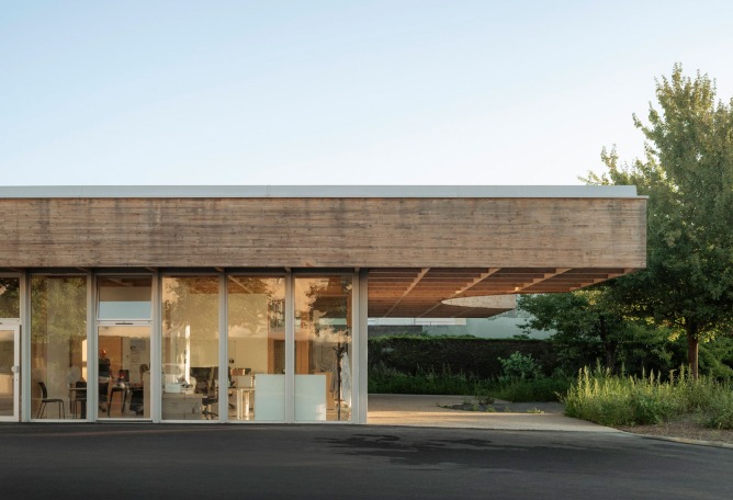 Construction of a central kitchen and a community restaurant in Ermont by Ateliers O-S architectes. Photograph by Cyrille Weiner.
