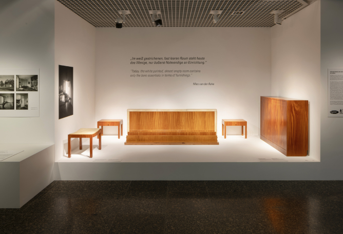 Mies van der Rohe y Lilly Reich(?), dormitorio de Haus Lemke, 1934/1935. Fotografía por Staatliche Museen zu Berlin, Kunstgewerbemuseum / Stephan Klonk.