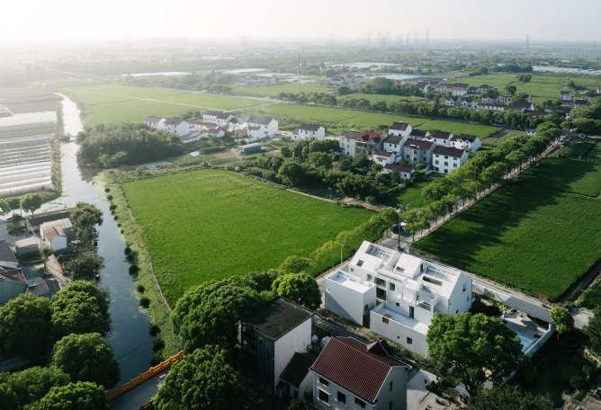 Network of Waterways Adjoining the Site. The Catcher guesthouse by Team_BLDG. Photograph by Hu Siyuan.