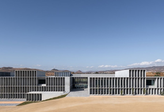 Facultad de Turismo por Vaillo +Architects. Fotografía por Rubén Pérez Bescós.