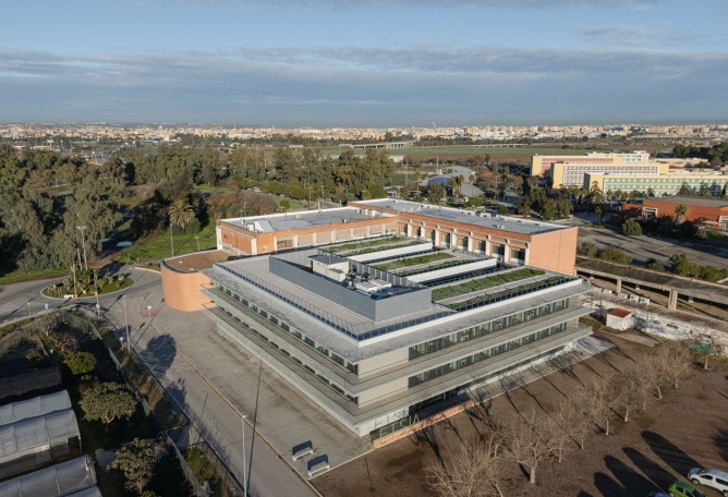 Expansion and renovation of the ETSIA of the Universidad de Sevilla by Estudio Carbajal. Photograph by Fernando Alda.