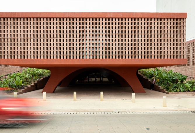 "La Cacaotera" Regional Museum by Laboratorio regional de arquitectura + Taller Mauricio Rocha + Samuele Xompero. Photograph by Miguel Cobos. 