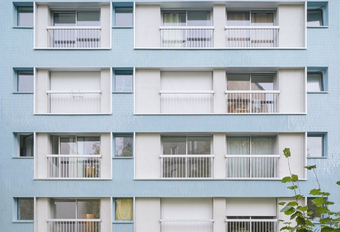 Thermal rehabilitation of a 49-unit apartment building by graal. Photograph by Giaime Meloni.