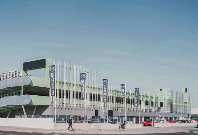 «Leganés Auto Center» por OOIIO Arquitectura. Fotografía por Javier de Paz.
