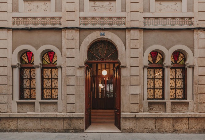 Restauración y reforma interior de un edificio histórico para oficinas por ARN / Arquitectos. Fotografía por Oleh Kardash. 