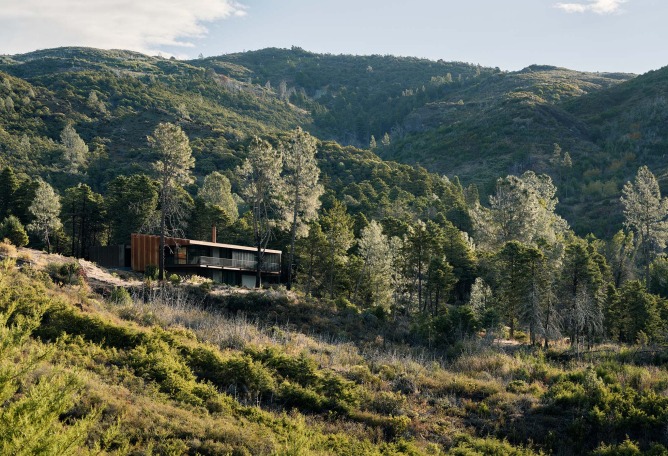 «Pine Flat» por Faulkner Architects. Fotografía por Joe Fletcher. 