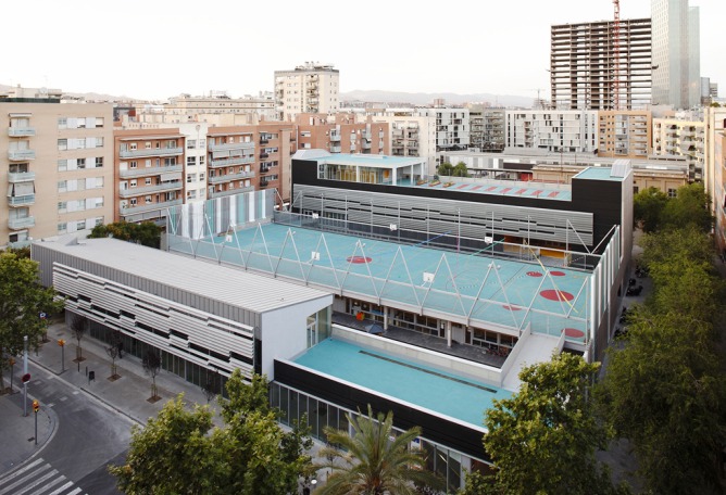 Vista general. Edificio público multifuncional en Sant Martí por SUMO Arquitectes + Yolanda Olmo. Fotografía © Aitor Estévez. Señala encima de la imagen para verla más grande.