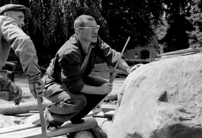Max Bill installing the first "Kontinuität" sculpture, 1947. Image from the documentary film "Max Bill, das absolute Augenmass" directed by Erich Schmid.