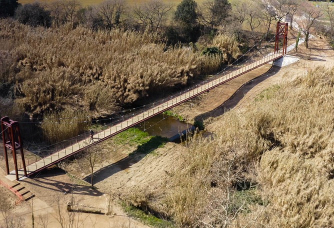 Footbridge over the Ripoll river in the surroundings of the Molí Vermell in Barberà del Vallès. Photograph by Simón García | arqfoto