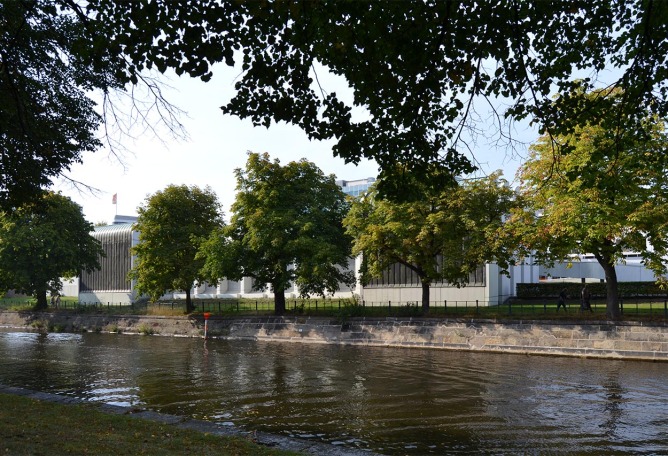 Tiergarten next to Landwehrkanal. The Bauhaus’s Archives by Walter Gropius. Photography © Branly Ernesto Pérez.