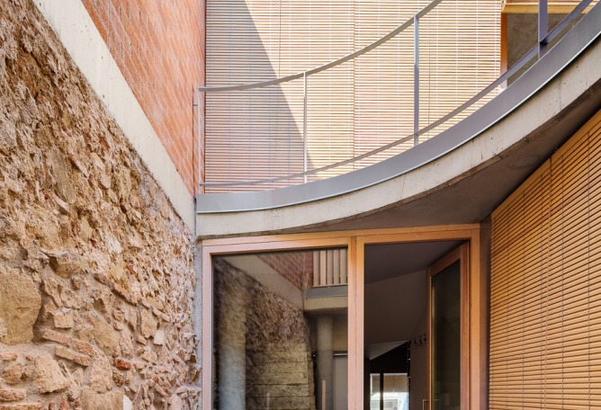 House-studio in Canet de Mar by Valor-Llimós arquitectura. Photograph by Simón García | arqfoto.com.