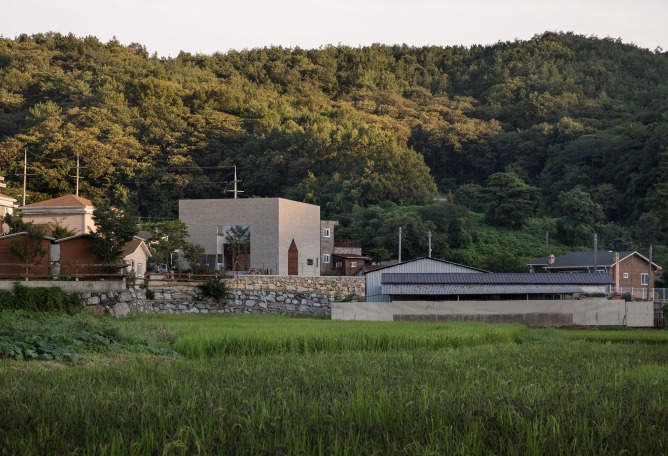Lugar. Casa Manhwarican por Rieuldorang Atelier. Fotografía por Yoon Joonhwan Lugar. Casa Manhwarican por Rieuldorang Atelier. Fotografía por Yoon Joonhwan