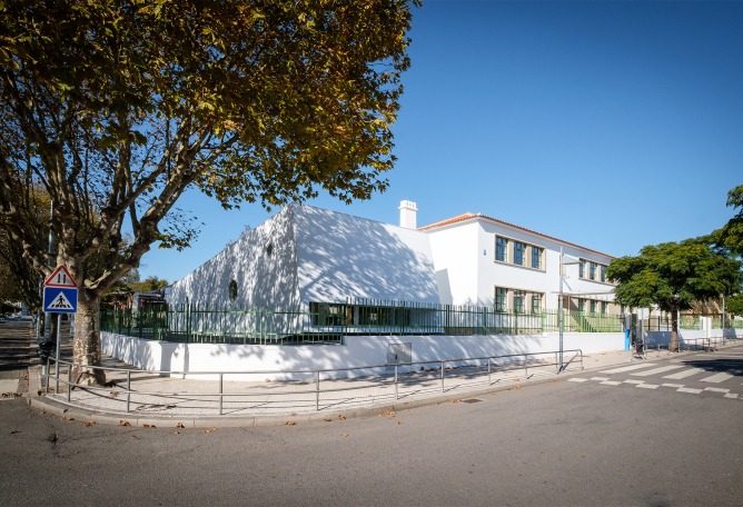 Multi-Purpose School Support Building by Claudio Gil and Anabela Silva Braga. Photograph by cmpv/ Jose Carlos Marques