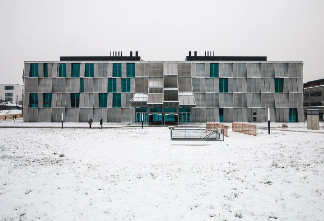 Vista nevada. Edificio de Mecánica para el campus de la EPFL, por Dominique Perrault. Fotografía © Vincent Fillon