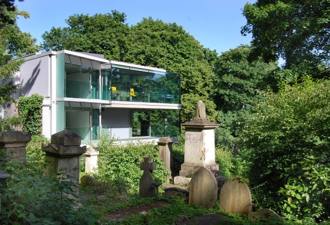 Casa en el cementerio Highgate por Eldridge London. Fotografía por Lyndon Douglas