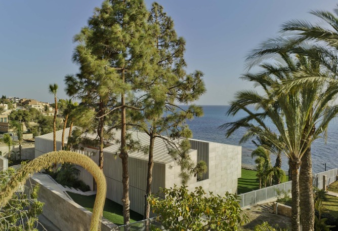 Catamaran House by Eneseis and CODA Arquitectura. Photograph by David Frutos