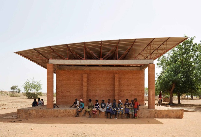 Vista exterior. Escuela primaria de Gando por Francis Kéré. Fotografía por Erik Jan Ouwerkerk. Cortesía Museo ICO