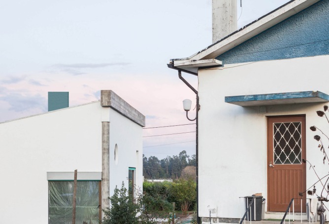 Casa bajo un gran techo por Fala atelier. Fotografía por Ricardo Loureiro.