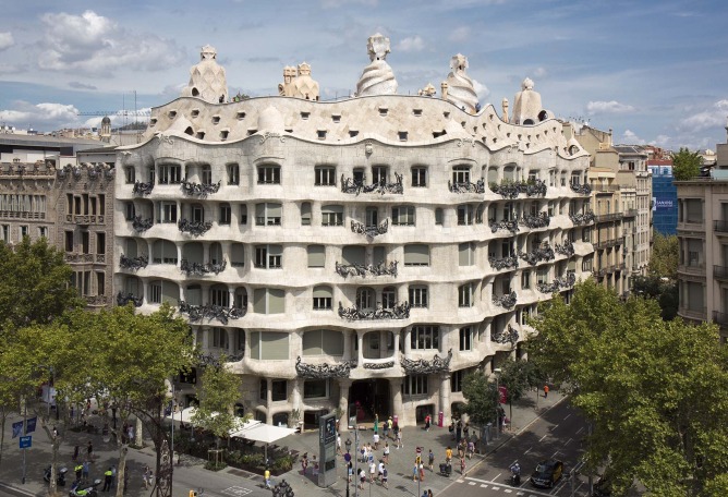 La Pedrera by Antoni Gaudí. Photograph by Glob@l Comunicació; Helena Encinas y Pepe Encinas.