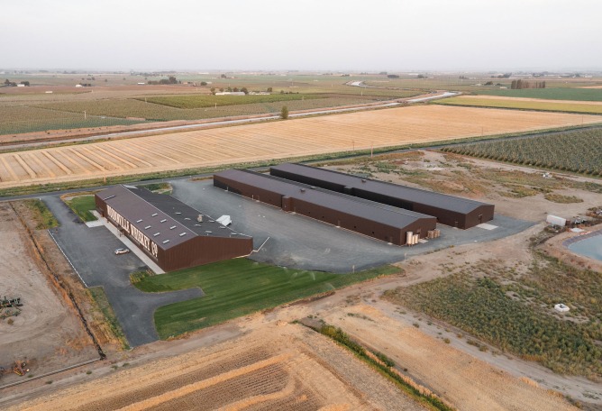 Planta de procesamiento y añejamiento de whisky por Graham Baba Architects. Fotografía por Kristian Alvero, Ross Eckert.