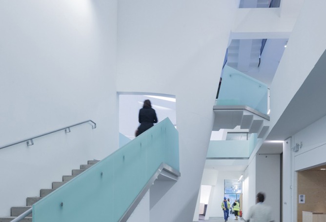 Escaleras y pasarelas de la nueva ampliación del campus de la Escuela de Arte de Glasgow School por Steven Holl Archtiects. 