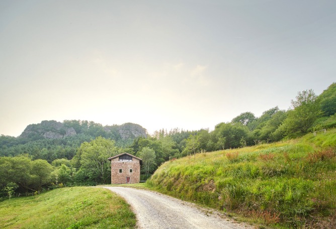 Landaburu Borda Rural House by Jordi Hidalgo Tané. Photograph by José Hevia