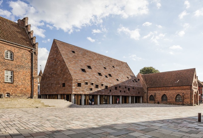 Kannikegården en la plaza de la Ribe Cathedral. Kannikegården por Lundgaard & Tranberg Arkitekter. Fotografía por Anders Sune Berg.