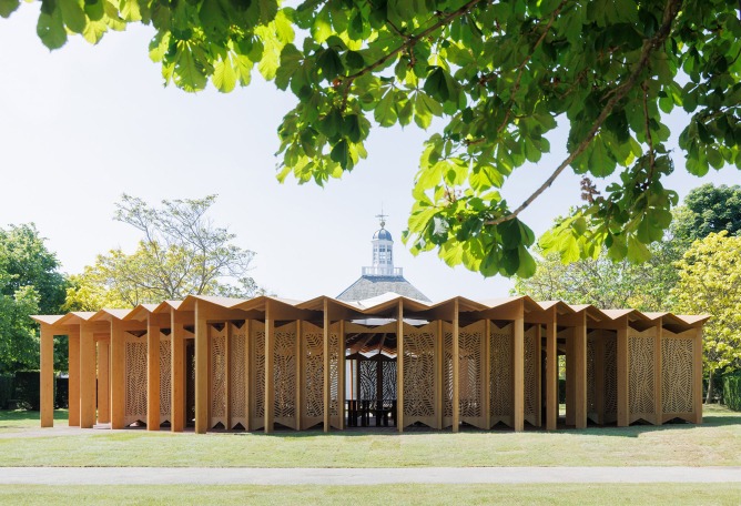 Pabellón Serpentine 2023 por Lina Ghotmeh — Arquitectura. Fotografía por Iwan Baan, cortesía de Serpentine.