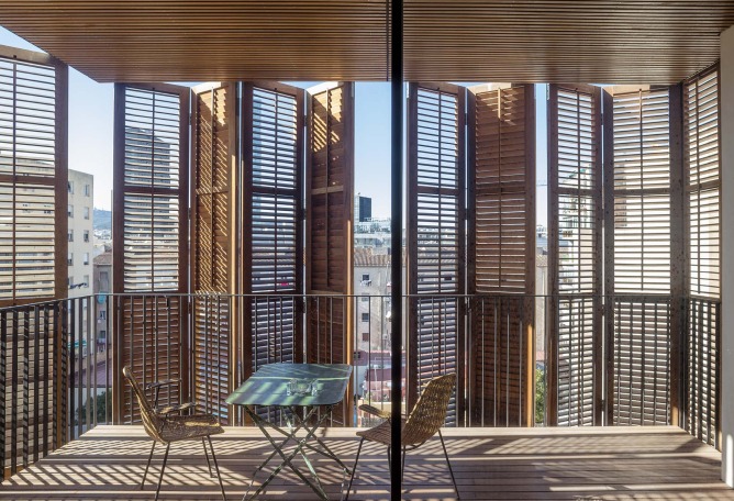 Edificio de viviendas para 4 amigos por Lussi + partner AG, arquitectos/Lola Domènech arquitecta. Fotografía por Adrià Goula