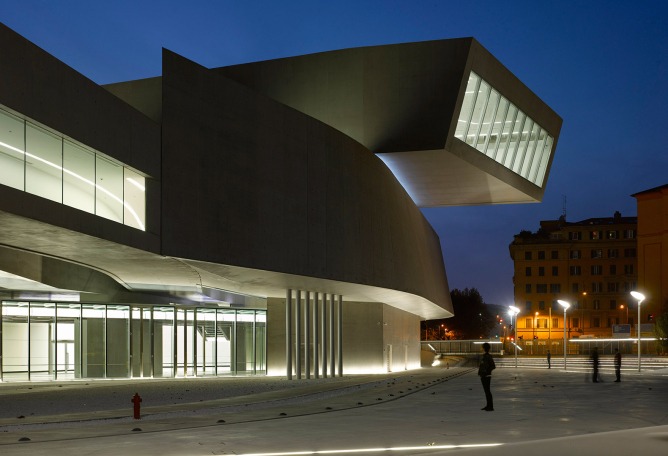 MAXXI - Museo Nacional del siglo XX! de las Artes (1998–2010), Roma, Italia. Ganador del Premio Stirling Prize 2010 por Zaha Hadid Architects. Fotografía © Roland Halbe