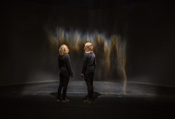 Vista de la instalación en el Museo Guggenheim Bilbao, 2020. Belleza, 1993, por Olafur Eliasson. Foco, agua, boquillas, madera, manguera, bomba. Dimensiones variables. Fotografía por Erika Ede / Museum of Contemporary Art, Los Ángeles. 