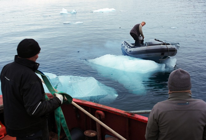 Recolectando hielo flotando en Nuup Kangerlua, Groenlandia. Fotografía © Group Greenland.