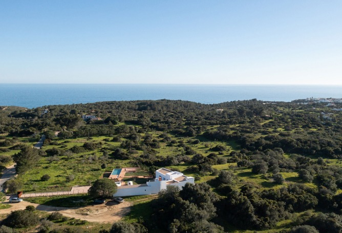 Casa do Loureiro by Orgânica Arquitectura. Photograph by José Campos.aCasa do Loureiro por Orgânica Arquitectura. Fotografía por José Campos.