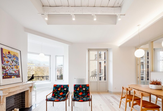 Dos apartamentos Elkano por Pauzarq. Fotografía por Aitor Estévez