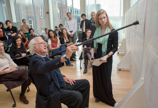 Richard Meier en una revisión final de estudio con estudiantes de la Universidad de Cornell. Imagen cortesía de la Universidad de Cornell
