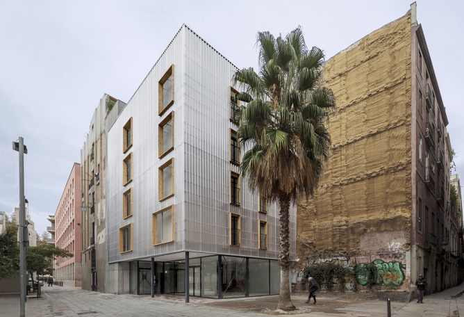 APROP (Alojamientos de proximidad provisionales) por Straddle3 + Eulia Arkitektura + Yaiza Terré. Fotografía por Adrià Goula