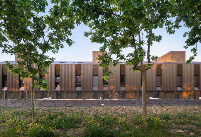 Housing in the woods by Vaillo+Irigaray Architects. Photography by Rubén Pérez Bescós.