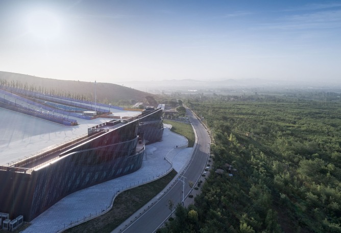 La silueta de la montaña de Yunmen por ATAH. Fotografía por Feng Shao